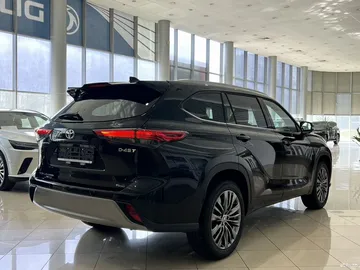 Купить Toyota Highlander, IV Чёрный 2.0 4WD AT (248 л.с) от 5800000 ₽. в Ставрополе